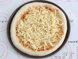 自制培根披萨,再撒一层芝士碎。