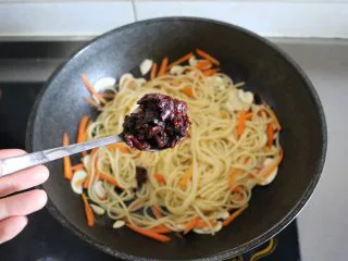 香炒意面|中式意面,加入一勺仲景香菇酱,翻炒均匀;