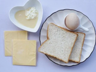 脆底芝士蜂蜜吐司,准备食材：吐司2片，芝士2片，蜂蜜20g，沙拉酱25g，蛋黄1个。