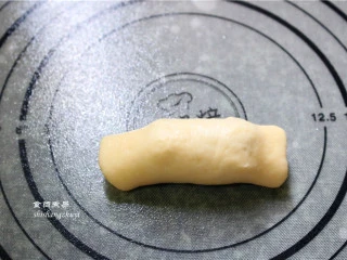 脆皮肠小面包,从下往上卷起来，封口稍稍捏紧；