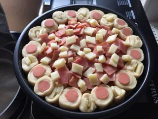 这样吃披萨才爽——重芝士火腿边披萨,最后撒上奶酪