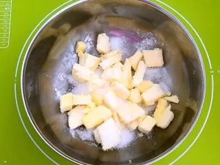 宝宝健康食谱 蛋黄动物饼干,在软化好的黄油里加入细砂糖