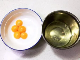 不加一滴水的原味蛋糕,把蛋清和蛋黄分开