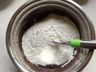 巧克力果仁小蛋糕,低粉和泡饭粉混合过筛,搅匀 