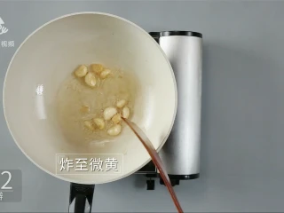 西餐中做的天津名菜，黑蒜子牛肉粒,蒜瓣炸至微黄