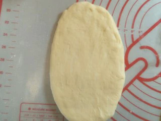 超软拉丝北海道土司(2个),拿出一个面团擀出空气