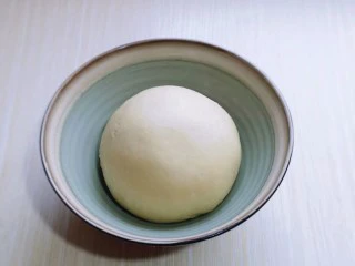 花式椰蓉面包,取出面团揉圆!放入发酵箱进行发酵!(室温发酵也可以,烤箱有发酵功能也可以,一定要保持面团的湿度)