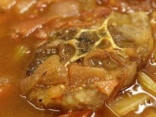 番茄红酒烩牛尾,你可以在锅里把牛尾炖酥，但如果家里有烤箱你可以把牛尾倒入烤盘