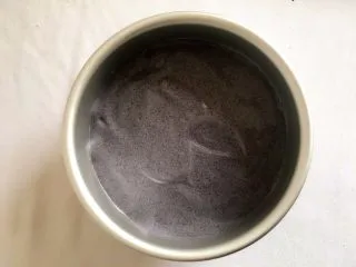 【无烤箱版】黑米蛋糕,拌好的黑米糊 全部倒入剩下的蛋白里 用同样的方式拌均匀