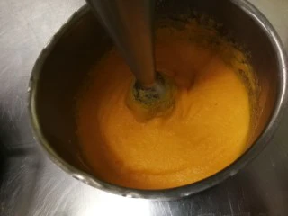 胡萝卜浓汤意面,打成细腻无颗粒备用