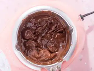 “冰火两重天”的巧克力熔岩蛋糕，越吃越上瘾！,黑巧克力用热融锅融化。 