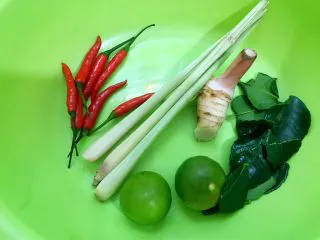 冬阴功海鲜汤or火锅,香茅,南姜,柠檬叶,青柠洗净