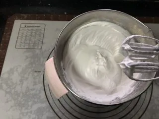 橙香戚风蛋糕,打至硬性发泡。