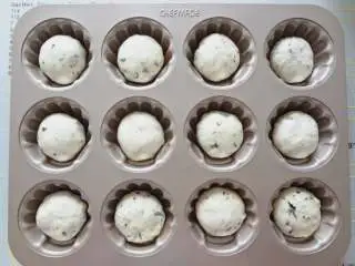  海苔芝士玛德琳咸面包,松弛好的面团轻微排气后再次滚圆放入学厨12连玛德琳模具中二发，温度36湿度75%