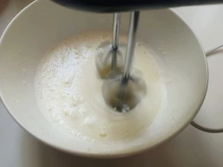 平底锅舒芙蕾,蛋清中加入两三滴白醋或者柠檬汁,用打蛋器打发