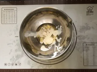 浓情蜜意－巧克力奶油蛋糕,酸奶和玉米油倒入盆中。