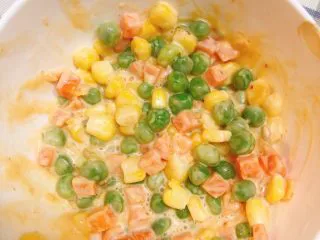 杂蔬沙拉面包,杂蔬捞起后加入沙拉酱搅拌均匀。