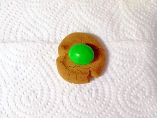 万圣节蜘蛛饼干, 放上一颗巧克力豆粘在上面。