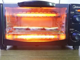 好吃到爆的紫薯流心塔,放入预热好的烤箱，200℃15分钟就OK啦。