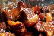用紫砂锅烹制美味红烧肉(以传统方式烹制,香气扑鼻,口感绝佳)