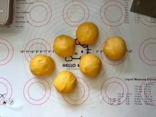 南瓜豆沙排包,9、分割成6等份,盖上保鲜膜松弛10分钟。