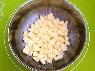 宝宝健康食谱 蛋黄动物饼干,把黄油和细砂糖简单搅拌一下，免得用打蛋器打发的时候砂糖飞溅