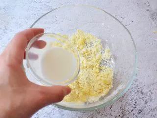 红枣派（雪燕五红丸）,加入牛奶搅拌均匀