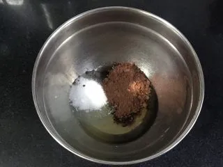 裂纹巧克力软饼干,玉米油,可可粉,细砂糖放入打蛋盆。