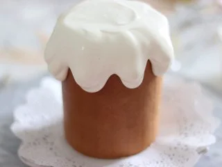 瑞士蛋糕卷之雪融蛋糕,做圣诞应景美食,垂直放起来,上部涂抹奶油,使其平整。 奶盖的淡奶油继续打发,大约6-7分发,有些许流动性的时候,即可。 顶部倒入适量奶油,用小勺控制流向,做平整即可。