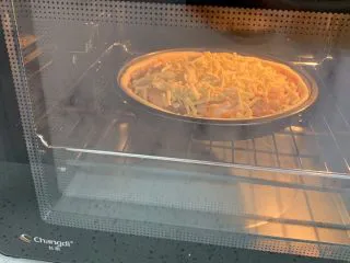 一次发酵——虾仁牛肉肠披萨,烤箱提前预热上下火180度，烤25分钟。
