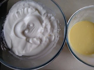 圣诞树根蛋糕,分三次加细砂糖到蛋清中,用电动打蛋器打至湿性发泡