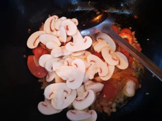 改版奶油意面,加入口蘑和盐继续翻炒