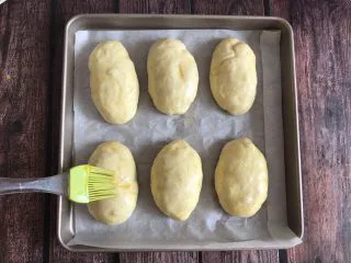 草莓奶油面包,醒发好后刷上一层鸡蛋液，烤箱提前预热上下火180度烤15分钟