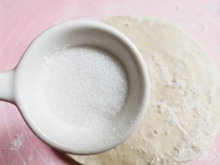 手抓饼蝴蝶酥,再撒一层白糖,