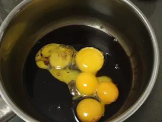 可可毛坯蛋糕,冷却后的可可液加蛋黄,用打蛋器低速搅拌均匀。