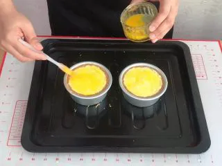 外酥里嫩的~爆浆芝士塔,表面刷一层蛋液。上下火150°C,20分钟左右。