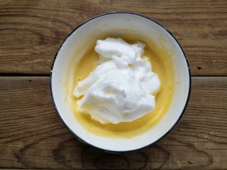 舒芙蕾——给你做舒芙蕾的人 一定很爱你,取1/3打好的蛋白霜加进到蛋黄糊中。