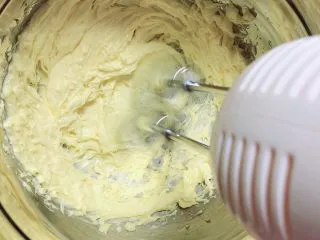 肉松海苔麦芬蛋糕,黄油软化，用打蛋器打发，30秒左右。