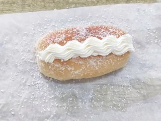 椰蓉奶油面包,把刀划开的地方挤入奶油,再把奶油表面装饰一下即可。