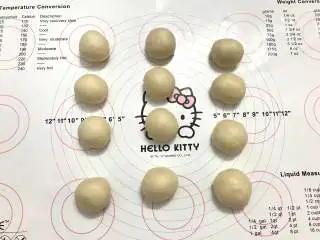 一次发酵餐包,把揉好的面团平均分成12份，滚圆。