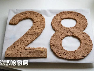 数字生日蛋糕,切好的数字边缘不整齐的地方,可以用剪刀修剪一下,然后从中间片开,摆放在托盘或蛋糕盘上。小编没有去买现成的蛋糕盘,直接裁剪了一块硬纸板,用烘焙油纸包起来,效果也不错。