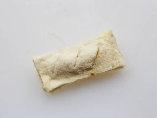 无敌好吃的苹果派,将吐司对折好。