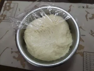 儿时的味道～脆皮蜂蜜小面包,将中部分的酵母放入温水中，搅拌均匀，加入高筋面粉，揉成光滑的面团，置温暖处发酵至两倍大。再将其和主面团一同揉成光滑的面团，再次发酵至两倍大。