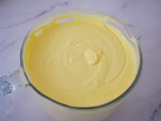 寿星公芒果慕斯蛋糕(十寸),翻拌均匀,这样就成了慕斯糊了