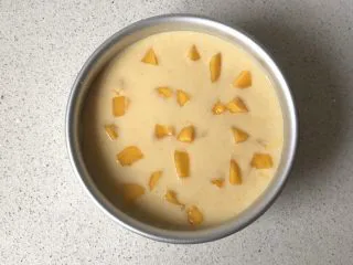 免烤❗️芒果酸奶蛋糕,芒果丁撒入慕斯液中，冷藏2小时以上，至完全凝固