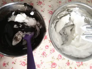 提拉米苏(蛋糕版),先取1/3的蛋白加入到蛋黄里,翻拌均匀,再把蛋黄糊倒入到剩余蛋白中,翻拌均匀,