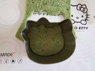抹茶荔枝慕斯蛋糕,用学厨kitty慕斯圈切成kitty的蛋糕片(一片蛋糕可以切成两片!三片蛋糕片一共切了6片kitty!我的蛋糕片切得算是比较薄,我只用了四片)