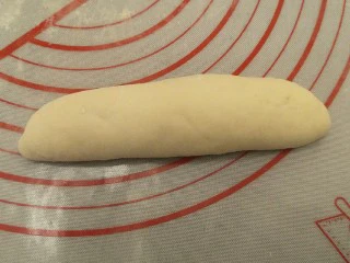 蒜香香肠热狗面包,从上往下搓回来。整形成纺锥体,封口朝下。开始第二次发酵到两倍大。