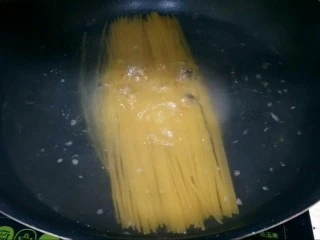 黑椒牛肉意面,水开后下锅煮面，大概煮了10分钟。