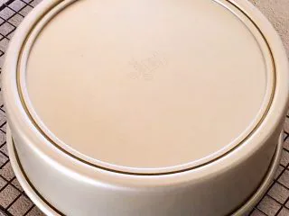 八寸戚风蛋糕,烘烤完毕取出,震几下后倒扣3小时左右晾凉